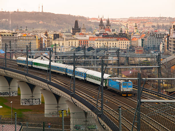 tren salga de la estación principal de trenes de praga - vitkov fotografías e imágenes de stock
