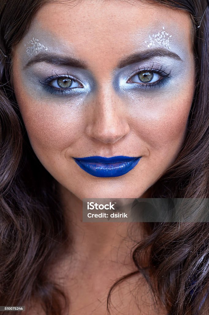  Hermosa Chica Azul Labios Sombreador De Ojos Color Plata Nívea Cabello Joven Modelo Foto de stock y más banco de imágenes de Adulto