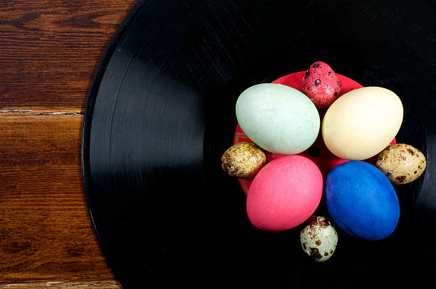 ovos coloridos em vinil - chicken egg audio imagens e fotografias de stock
