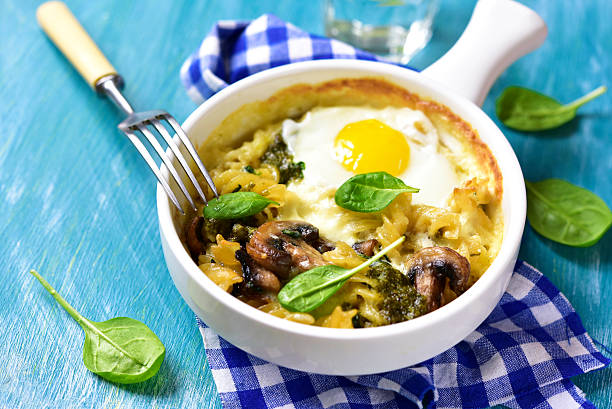 pasta casera con espinacas pesto, huevos, queso mozzarella y hongos. - baked mushrooms fotografías e imágenes de stock