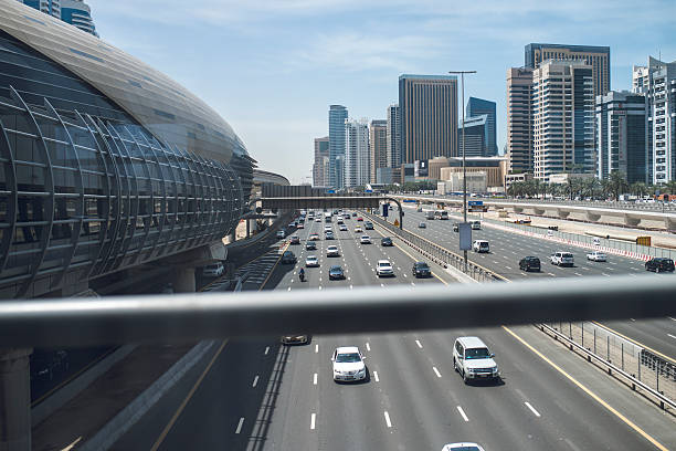 ドバイの交�通 - futuristic dubai city traffic ストックフォトと画像