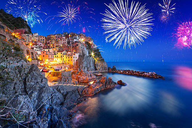 nouvel an feu d'artifice de manarola - ligurian sea photos et images de collection