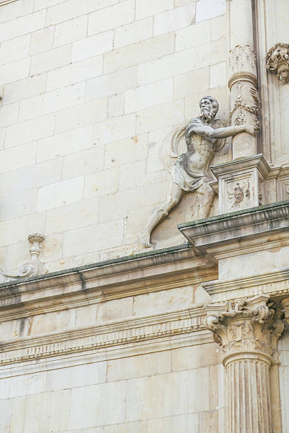dettaglio della facciata dell'università di alcalá - column corinthian madrid europe foto e immagini stock