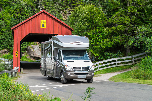 wohnmobil und überdachte brücke - winnebago stock-fotos und bilder