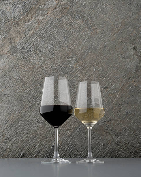 Dois copos de vinho - fotografia de stock