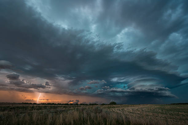 Supercell Thunderstorm A supercell severe thunderstorm on the Great Plains, USA arkansas kansas stock pictures, royalty-free photos & images