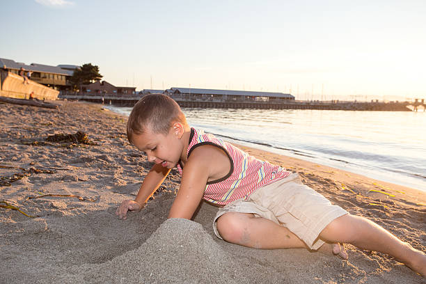 niño jugando en la arena en la playa - edmonds fotografías e imágenes de stock