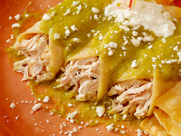 enchiladas デ鶏肉 en サルサヴェルデ - quesadilla chicken mexican cuisine cheese ストックフォトと画像