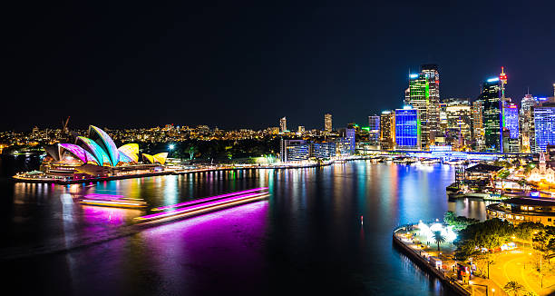 sydney harbour bei nacht - sydney australia australia sydney opera house skyline stock-fotos und bilder