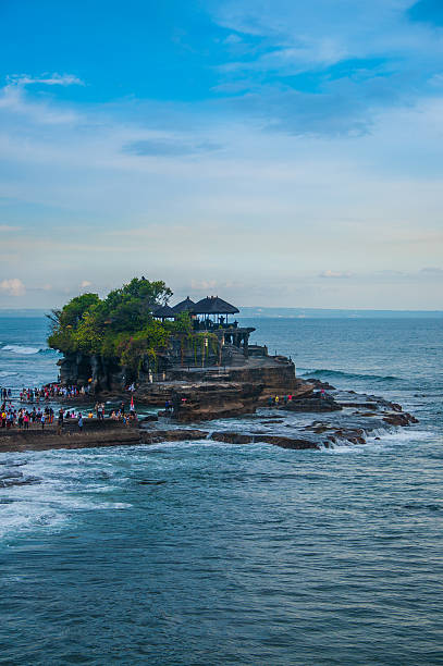 bali acqua tempio di tanah lot - travel destinations bali tanah lot temple foto e immagini stock