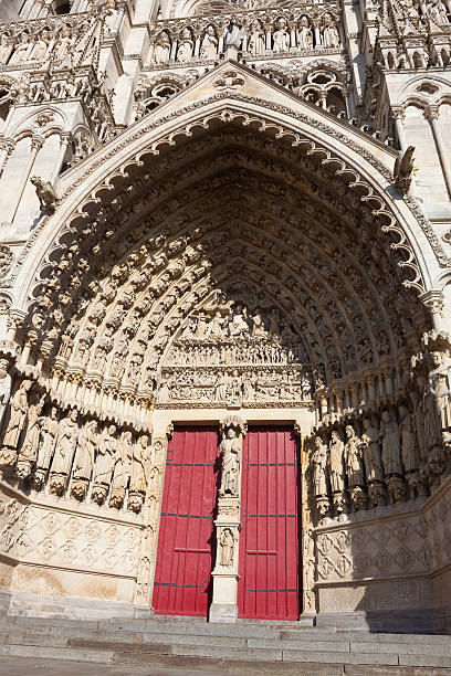 entrada da catedral de amiens - unesco world heritage site cathedral christianity religion - fotografias e filmes do acervo