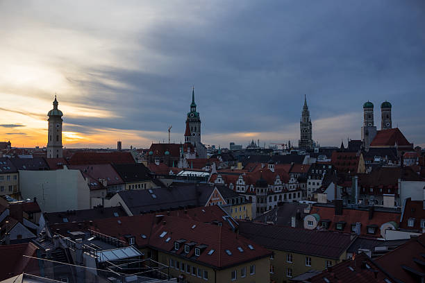 münchen città stadt und frauenkirche panorama und modificare peter - in der stadt foto e immagini stock