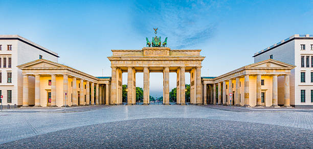 brandenburger tor panorama, berlin, deutschland - brandenburger tor stock-fotos und bilder