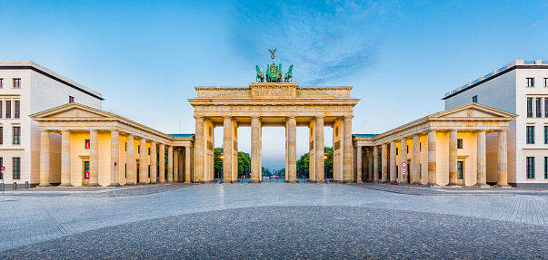 Brandenburg Puerta panorama, Berlín, Alemania photo