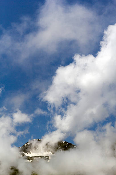 山のピークに、雲 - screes ストックフォトと画像