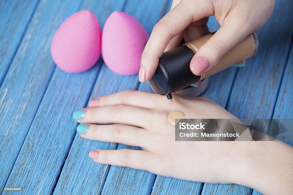 Spaans Majestueus einde Female Hand And Beauty Blender Stock Photo - Download Image Now -  Foundation Make-Up, Make-Up, Bath Sponge - iStock
