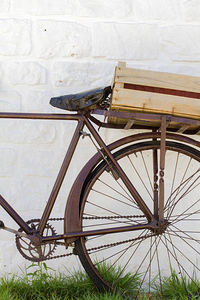 古い自転車た木製バスケットの白い壁 - bicycle broken old chain ストックフォトと画像