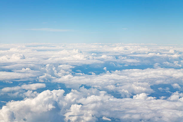 horizonte acima de nuvens brancas no céu azul - sea of clouds imagens e fotografias de stock