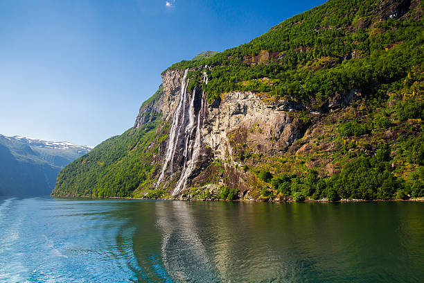 wunderschöne fjorde norwegens - mountain peak norway reflection sunlight stock-fotos und bilder