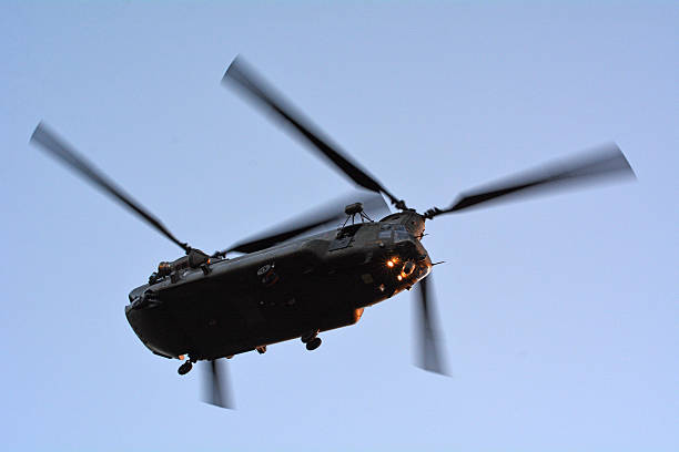 raf キング hc 4 フライをロンドン,英国 - military airplane helicopter military boeing vertol chinook ストックフォトと画像