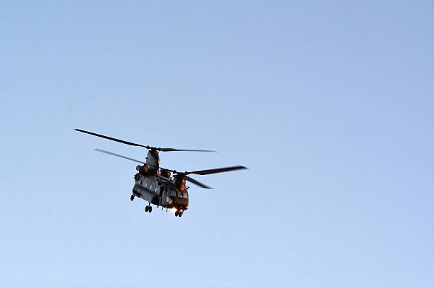 raf-u chinook hc4 latać w londynie, wielka brytania - chinook wind zdjęcia i obrazy z banku zdjęć