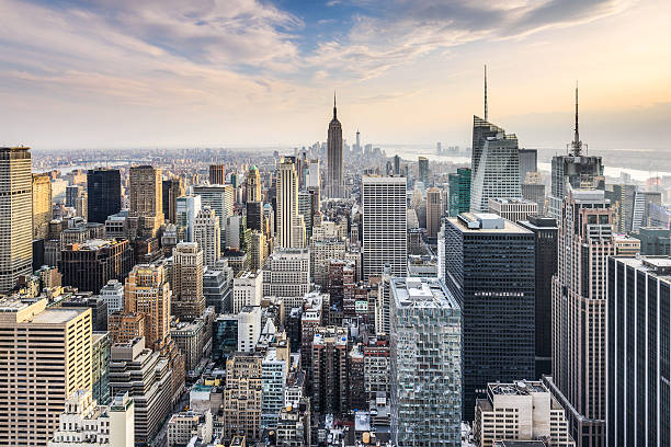 skyline von new york city - midtown manhattan stock-fotos und bilder