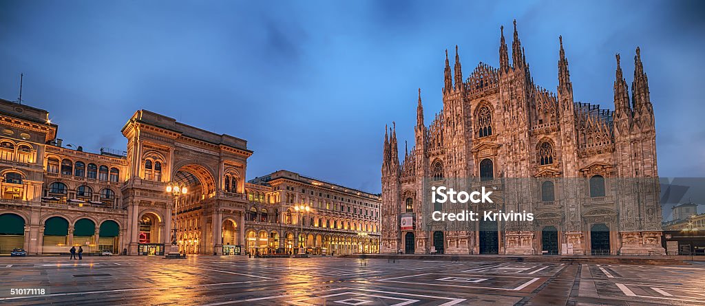 Milano, Italia : Piazza del Duomo, Piazza della cattedrale - Foto stock royalty-free di Milano