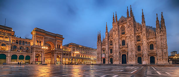 milão, na itália : praça del duomo, a praça da catedral - milan italy cathedral duomo of milan night - fotografias e filmes do acervo