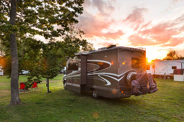 trailer e acampamento ao pôr-do-sol - winnebago - fotografias e filmes do acervo