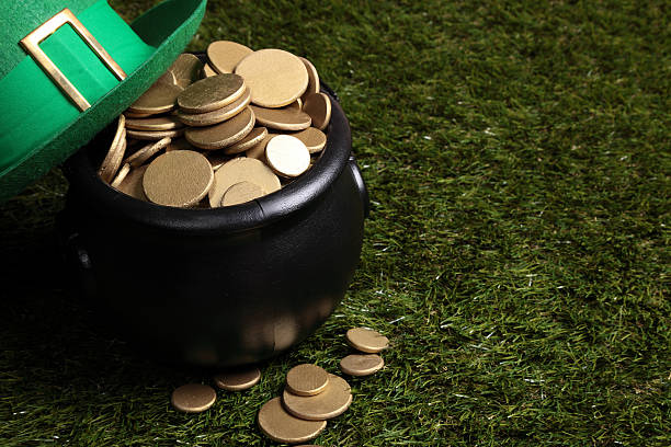 istock Pot of gold and Leprechaun hat 510172462