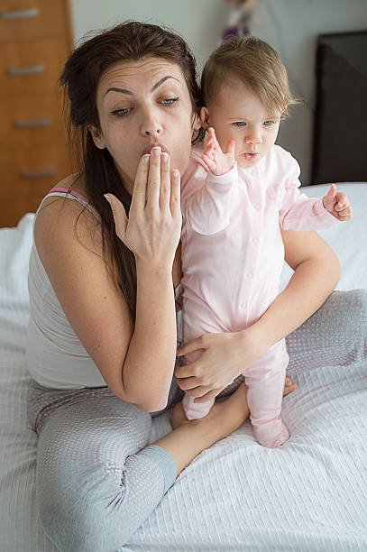 mãe e filha fazendo rostos em no espelho - mirror women kissing human face - fotografias e filmes do acervo