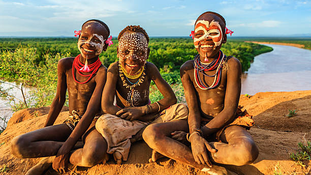 young boys vom stamm der karo, äthiopien, afrika - ethiopian people stock-fotos und bilder