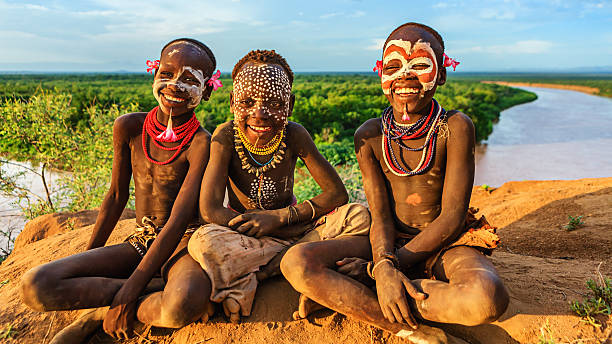 jovens rapazes da tribo karo, etiópia, áfrica - africa child ethiopian culture people imagens e fotografias de stock