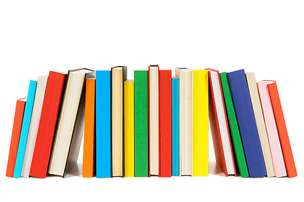 Longa fila de biblioteca de livros coloridos isolado no fundo branco - foto de acervo