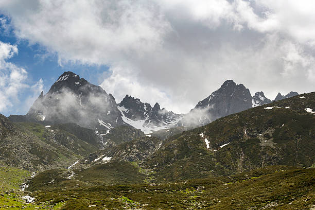 snowy mountains - screes foto e immagini stock