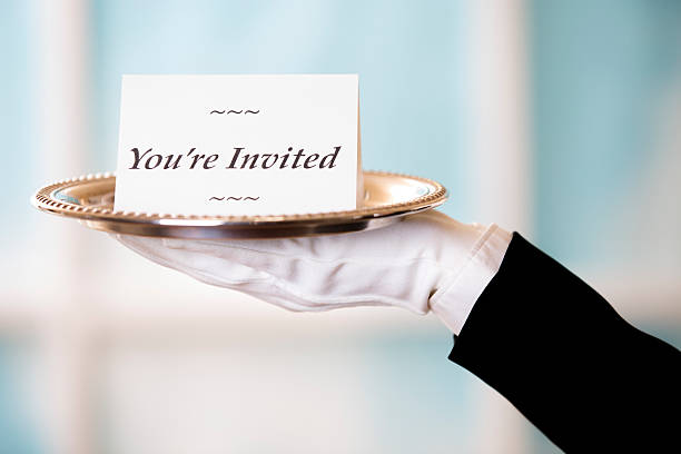 butler dá "está convidado" notecard na bandeja de prata. - tray glove butler white imagens e fotografias de stock