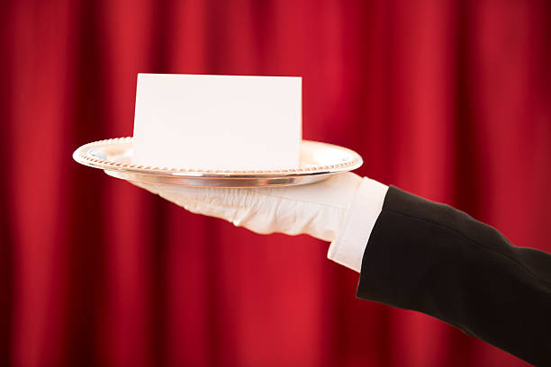 ホワイトバトラーが、ブランク notecard にシルバーの盛り合わせをご賞味ください。 赤のカーテン。 - upper class butler high society serving tray ストックフォトと画像