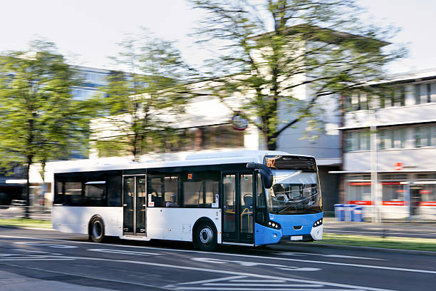öffentliche bus in die stadt - öffentliches verkehrsmittel stock-fotos und bilder