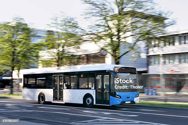 Öffentliche Bus In Die Stadt Stockfoto und mehr Bilder von Bus - Bus, Stadt, Öffentliches Verkehrsmittel