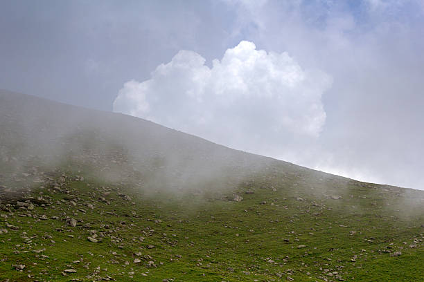 cloud dietro la nebbia - screes foto e immagini stock