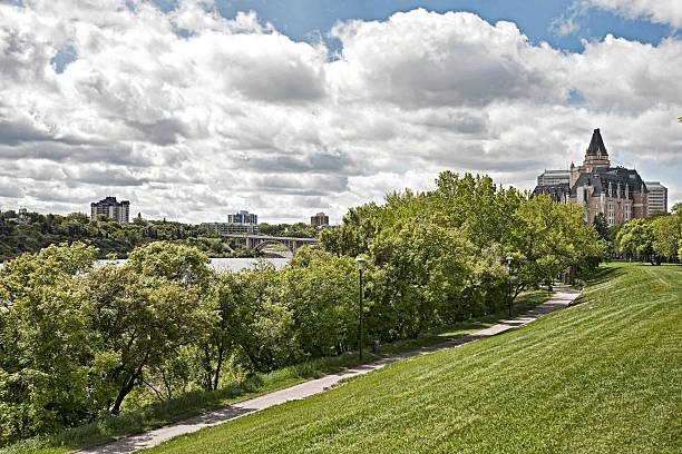 der innenstadt von saskatoon flussufer und bessborough hotel - bessborough stock-fotos und bilder