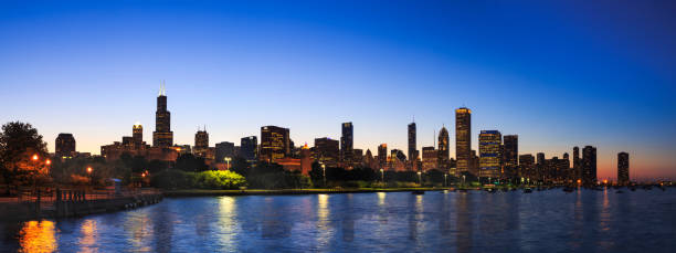 chicago skyline de noite sobre o lago michigan-panorama - boston skyline night city imagens e fotografias de stock