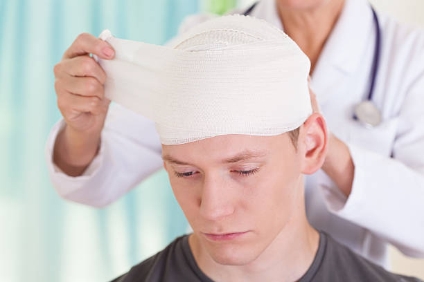 ragazzo con trauma della testa - testa foto e immagini stock