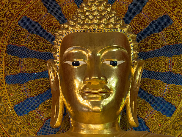 beeindruckende buddha-statuen im wat phra sing-tempel, chiang mai, thailand - buddha temple wat phra sing asia stock-fotos und bilder