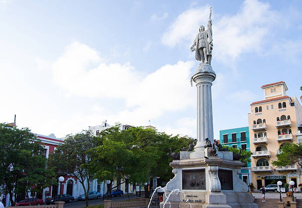 pomnik kolumba w starym san juan, portoryko - plaza de colon nobody horizontal san juan puerto rico zdjęcia i obrazy z banku zdjęć