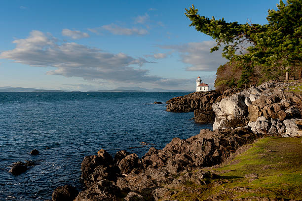 Line Kiln Lighthouse Located on San Juan Island, in Washington state, It guides ships through the Haro Straits and is part of Lime Kiln Point State Park. It overlooks Dead Mans Bay. lime kiln lighthouse stock pictures, royalty-free photos & images