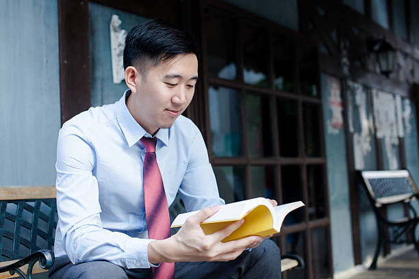 아시아�판 man 독서모드 책 앉은 벤치 - bookstore student chinese ethnicity book 뉴스 사진 이미지
