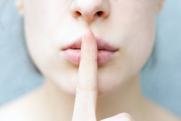 hermosa chica pedir silencio - escena de tranquilidad fotografías e imágenes de stock