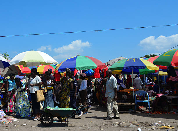 congo brazzaville,: lato strada di mercato - kinshasa foto e immagini stock