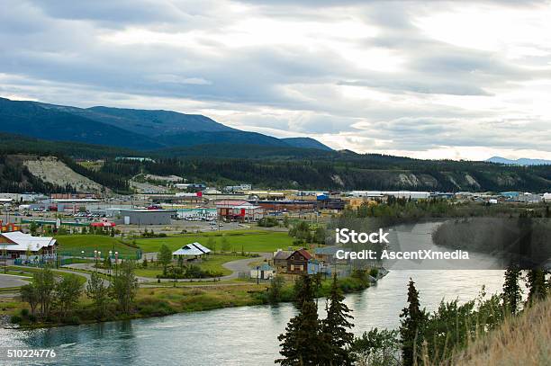 Foto de Whitehorse Yukon Cidade No Rio Yukon e mais fotos de stock de Whitehorse - Whitehorse, Yukon, Rio Yukon